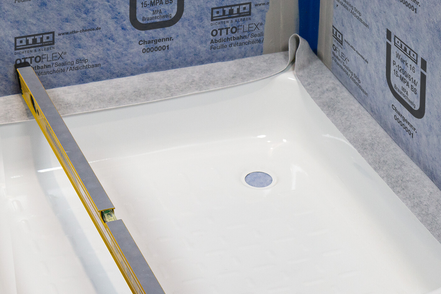 OTTOFLEX® Fita de Impermeabilização Plataforma de duche branca com ralo e paredes impermeáveis OTTOFLEX