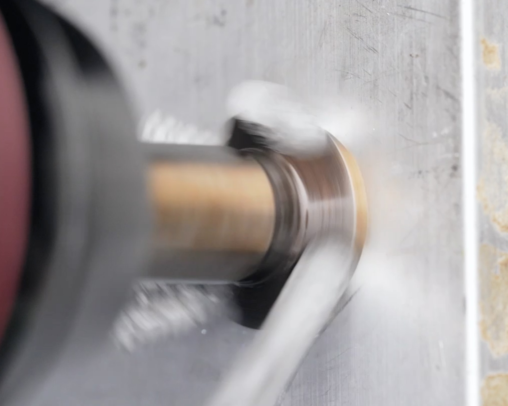 Escareador Quattro – Ferramenta de Alta Precisão com Quatro Cortes Desiguais Ferramenta de corte rotativa em ação sobre metal