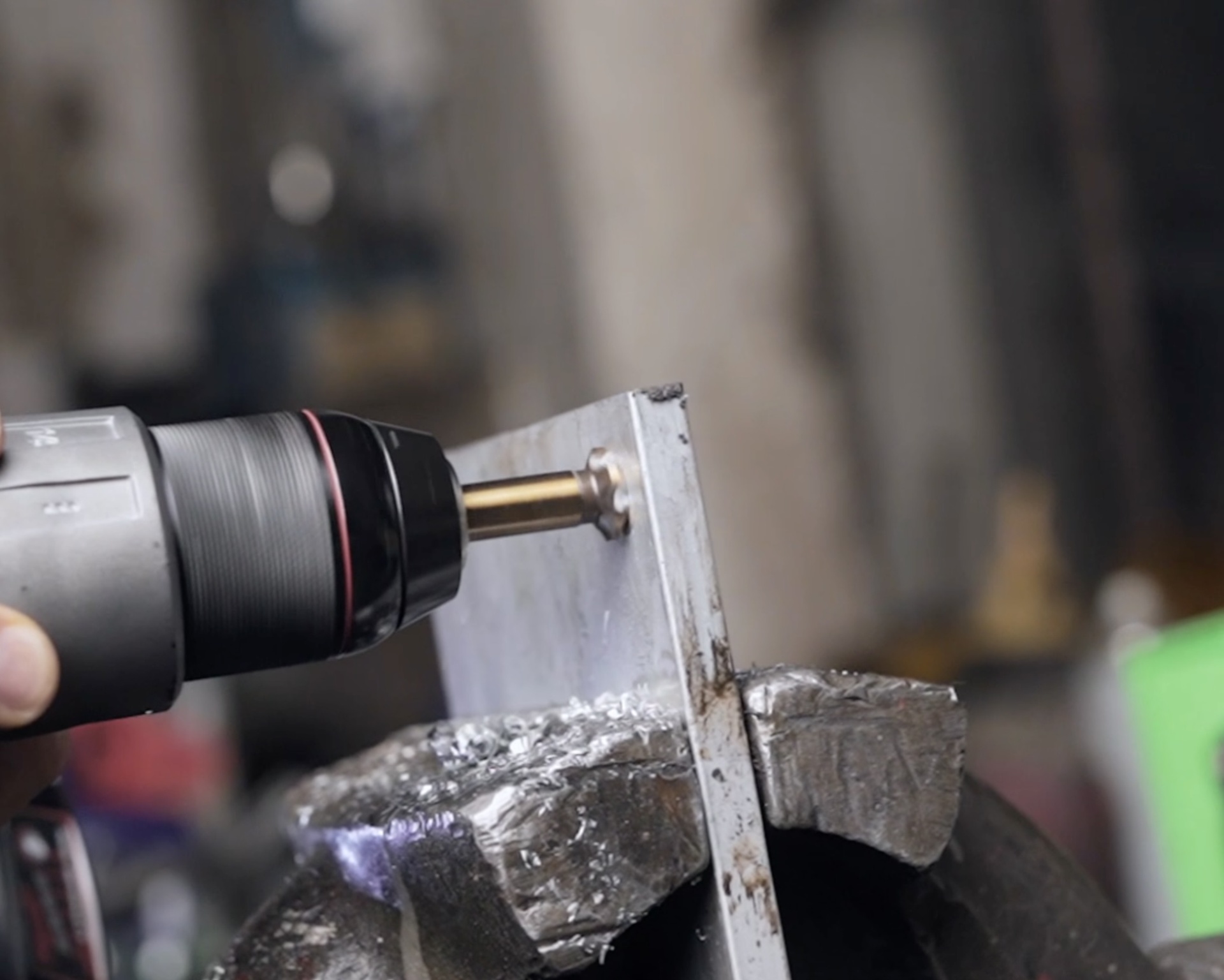 Escareador Quattro – Ferramenta de Alta Precisão com Quatro Cortes Desiguais Broca elétrica a furar chapa metálica numa morsa numa oficina