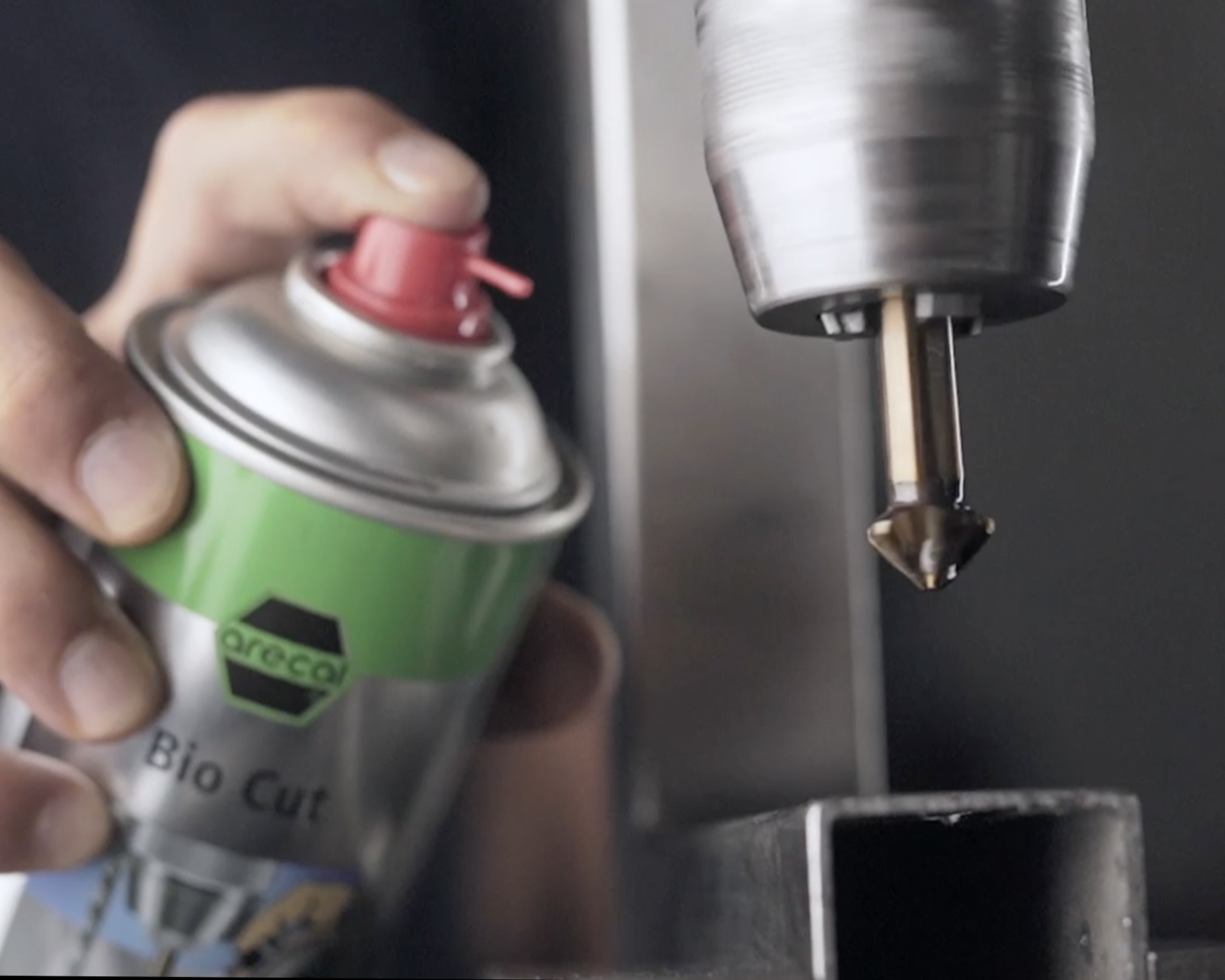 Escareador Quattro – Ferramenta de Alta Precisão com Quatro Cortes Desiguais Frasco de spray BIO CUT e furadeira industrial