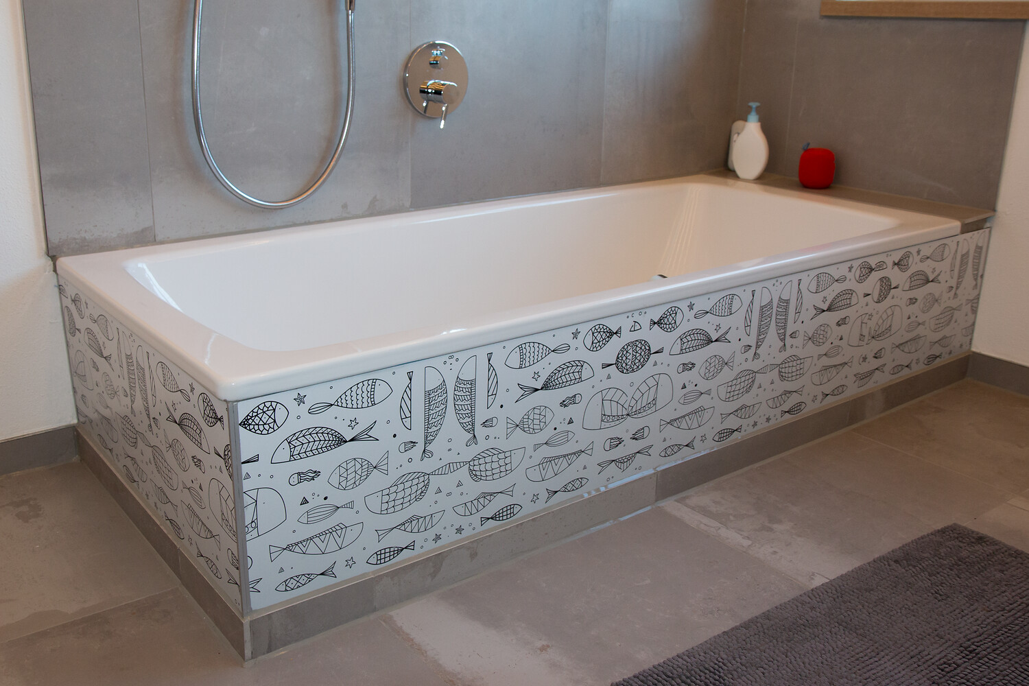 OTTOCOLL® M 595 Banheira branca com painel lateral decorado com desenhos a preto de peixes