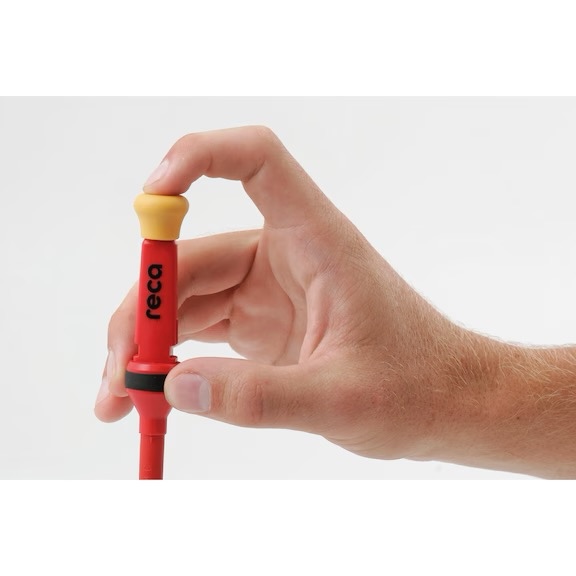 Jogo RECA MULTI de Chaves VDE 19 peças Mão segurando cabo vermelho com botão amarelo e texto 'reca'.