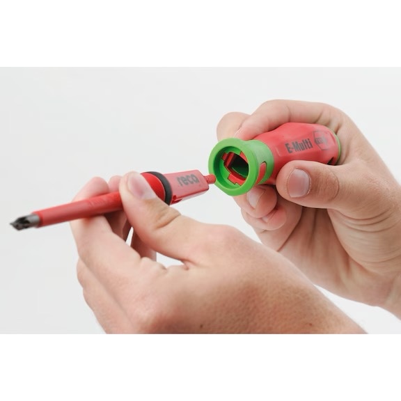 Jogo RECA MULTI de Chaves VDE 19 peças Caneta vermelha com detalhes verdes com texto E-Multit e VDE, segurada por duas mãos