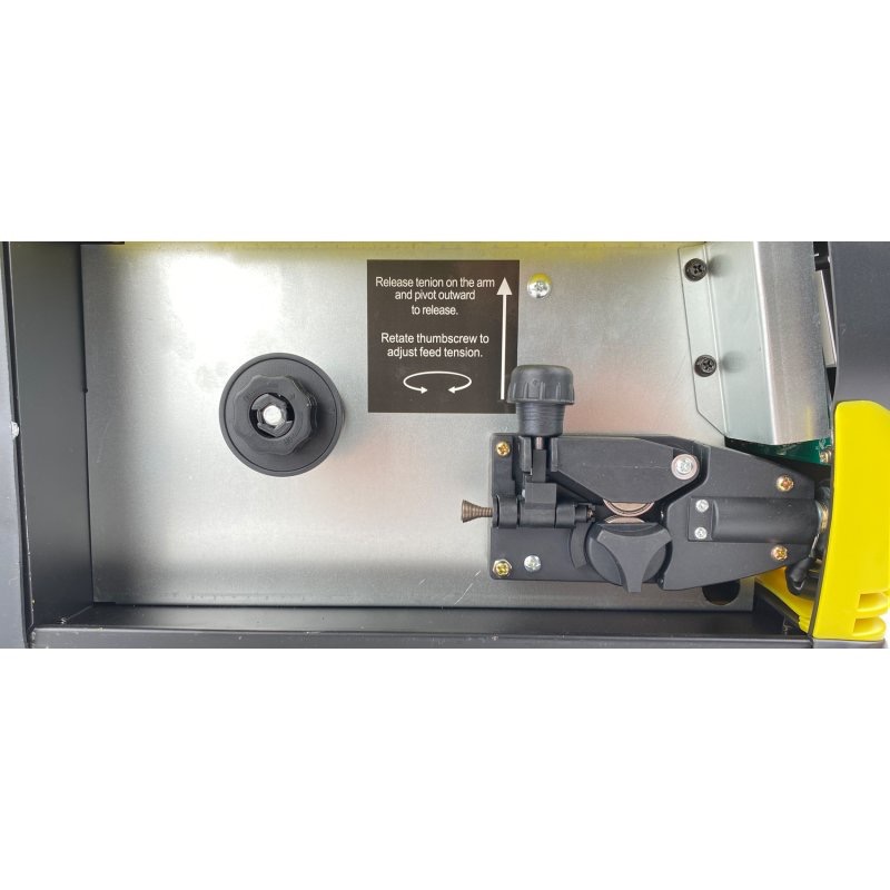 WELDINGER ME 130 mini FLUX – Equipamento de Soldadura Fio Fluxado e Eletrodo Equipamento metálico com componentes pretos e amarelos e etiqueta com instruções em inglês