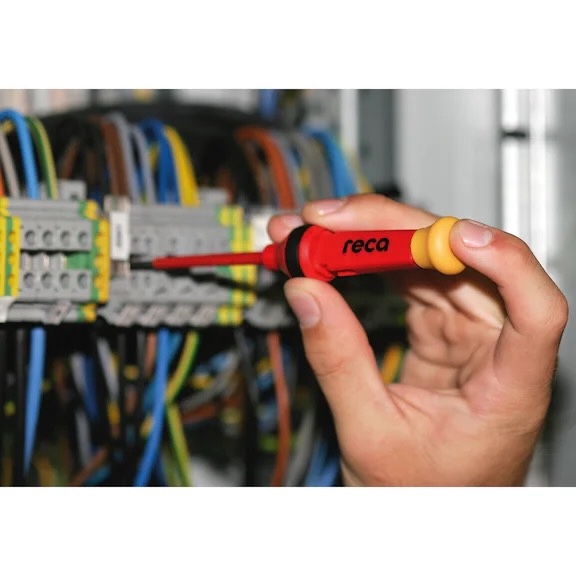 Jogo RECA MULTI de Chaves VDE 19 peças Chave de fendas vermelha e amarela com marca 'reca' numa caixa elétrica com fios