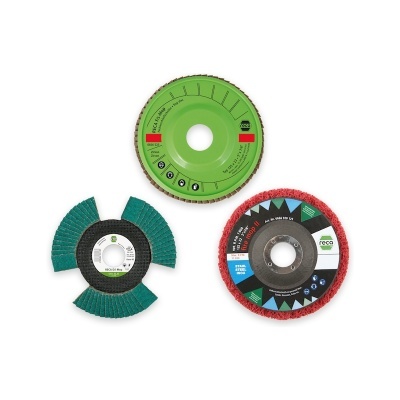 Três discos abrasivos de cores verde, preto e vermelho com textos e símbolos em fundo branco