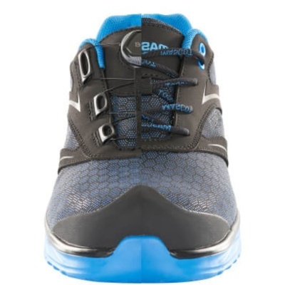 Tênis desportivo azul e preto com sola azul clara