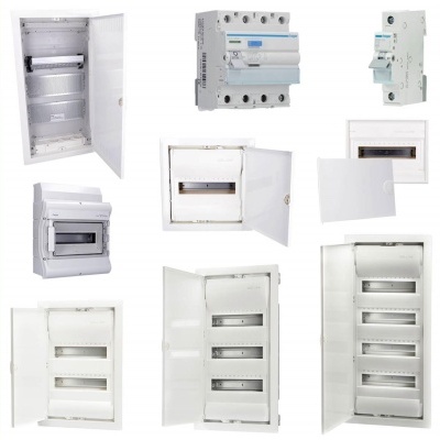 Vários quadros elétricos e disjuntores brancos com portas abertas e fechadas