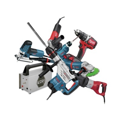 Conjunto de ferramentas elétricas variadas em fundo branco