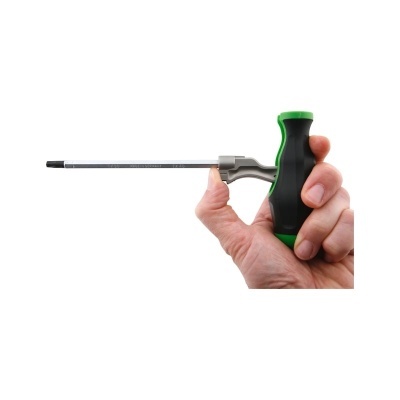 Chave de fendas com cabo preto e verde segurada por uma mão