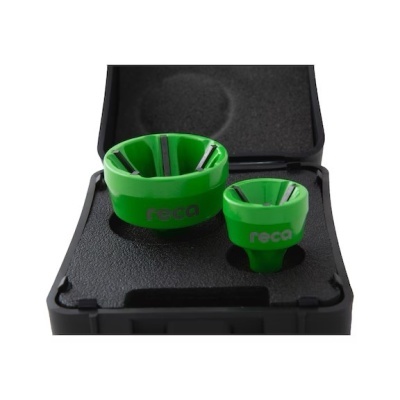 Escareadores verdes recobertos com texto reca numa caixa preta