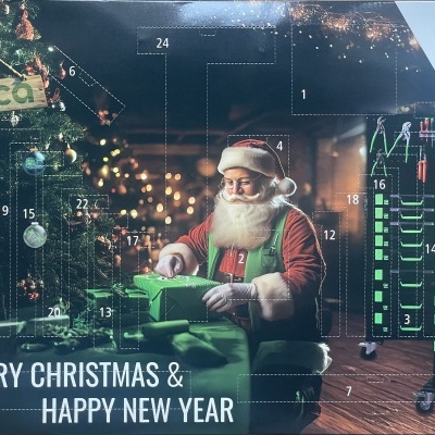 Calendário do advento com Pai Natal, árvore de Natal, ferramentas e texto Merry Christmas & Happy New Year