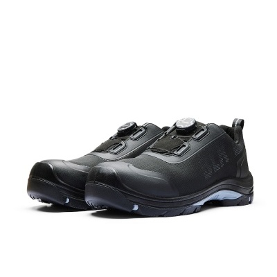 Sapatos pretos desportivos com fecho de disco