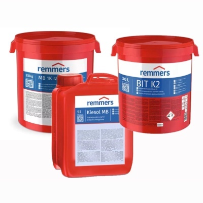 Recipientes vermelhos remmers com etiquetas azuis e brancas e textos diversos