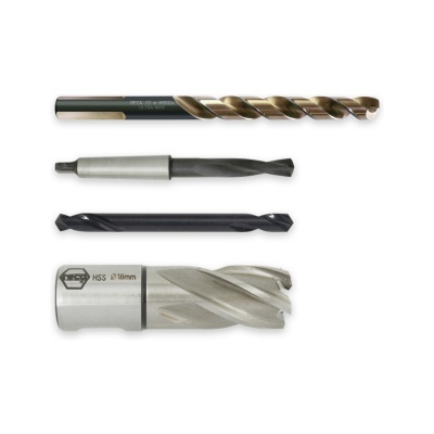 Conjunto de quatro brocas de metal com diferentes dimensões e acabamento, incluindo broca dourada e uma prata com marcação HSS Ø18mm.