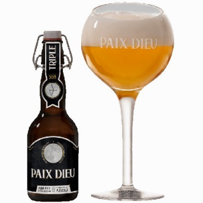 Garrafas de cerveja Paix Dieu Triple junto a taça com cerveja e espuma