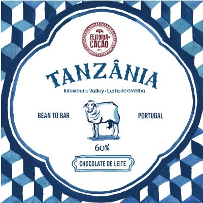 Rótulo azul e branco com texto e imagem de uma ovelha de chocolate Feitoria do Cacau
