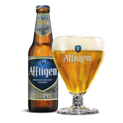 Garrafa e copo de cerveja Affligem Tripel com espuma