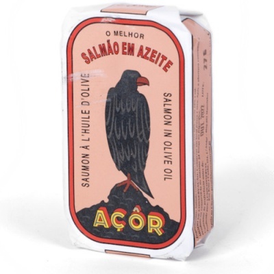 Lata de salmão em azeite com rótulo salmão e branco e ilustração de pássaro.