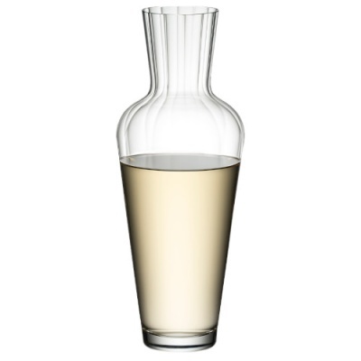 Jarro de vidro transparente com líquido amarelo claro