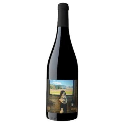 garrafa de vinho com etiqueta artística mostrando figura humana e paisagem de campo