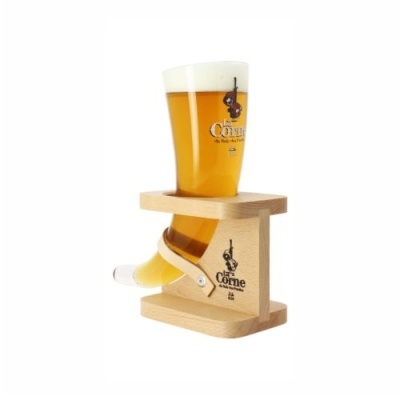 Copo de cerveja La Corne com suporte de madeira inclinado