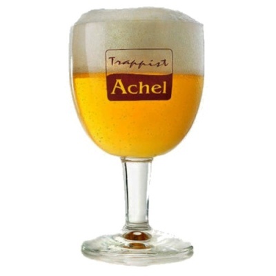 Copo de cerveja Trappist Achel com espuma branca