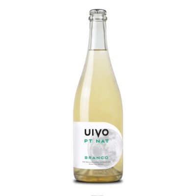 Garrafa de vinho branco com rótulo UIVO PT NAT BRANCO e imagem de lua