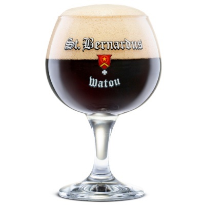 Copo de vidro com cerveja escura e espuma com texto St. Bernardus Watou