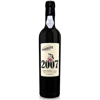 Garrafa de vinho tinto com rótulo branco e selo prateado no gargalo