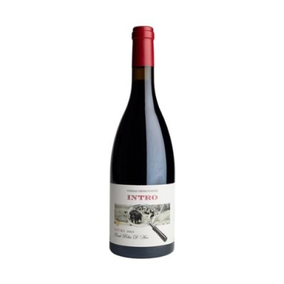 Garrafa de vinho tinto com rótulo branco e cápsula vermelha