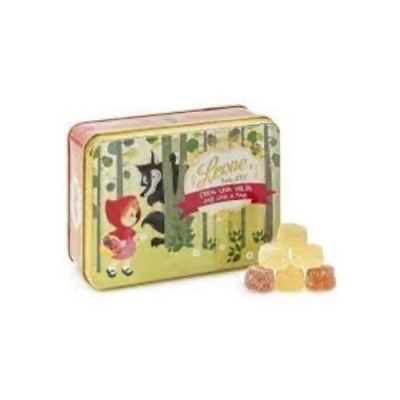 Lata decorativa com ilustração do Capuchinho Vermelho e balas coloridas fora da caixa