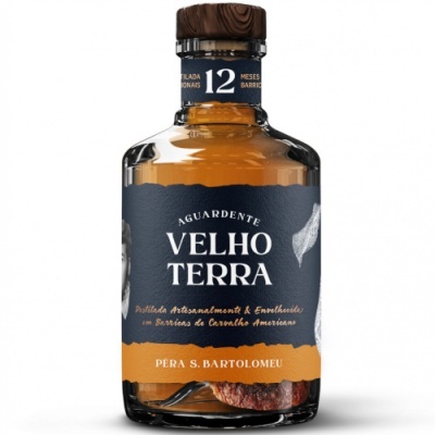 Garrafa de aguardente Velho Terra com rótulo azul escuro e faixa laranja