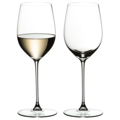 Dois copos de vinho transparentes, um com vinho branco e outro vazio, em fundo branco