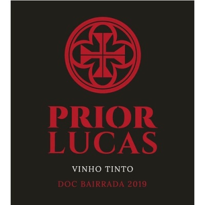 Rótulo de vinho preto com símbolo vermelho e texto PRIOR LUCAS VINHO TINTO DOC BAIRRADA 2019