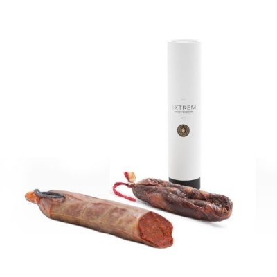 Dois enchidos artesanais com embalagem cilíndrica branca