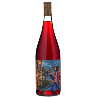 Garrafa de vinho com rótulo ilustrado de cão vestido e cortiça