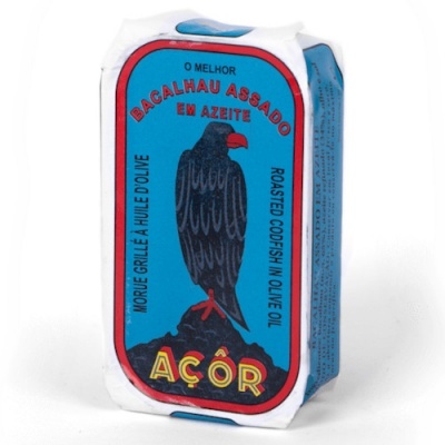 Lata de bacalhau assado em azeite Açor com etiqueta azul e pássaro preto