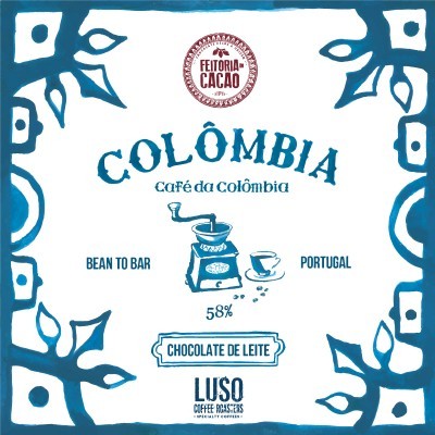 Embalagem branca e azul de chocolate de leite com texto sobre café da Colômbia e desenhos de moedor e chávena