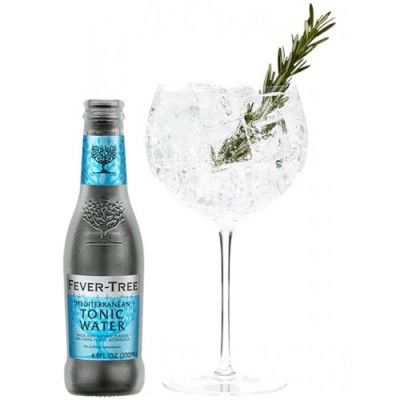 Garrafa de Fever-Tree Mediterranean Tonic Water ao lado de copo com gelo e alecrim