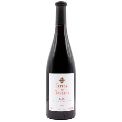 Garrafa de vinho Terras de Tavares DÃO 2012 com rótulo branco e texto vermelho.