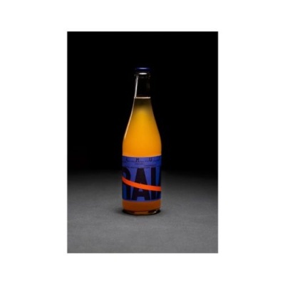 Garrafa de vidro com líquido laranja e rótulo azul INALI