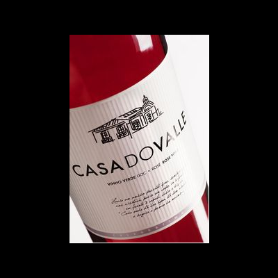 Garrafa de vinho rosé com rótulo branco e desenho de casa