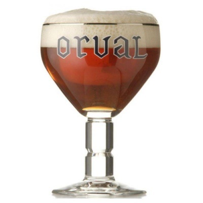 Copo de cerveja Orval com cerveja castanha e espuma