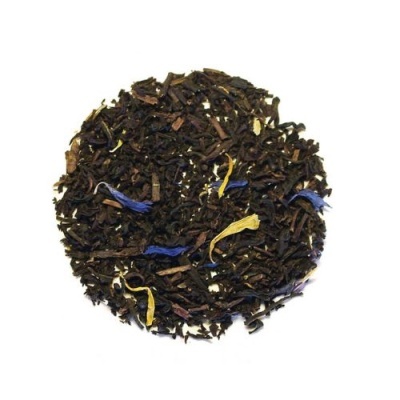 Chá preto solto com flores amarelas e azuis sobre fundo branco