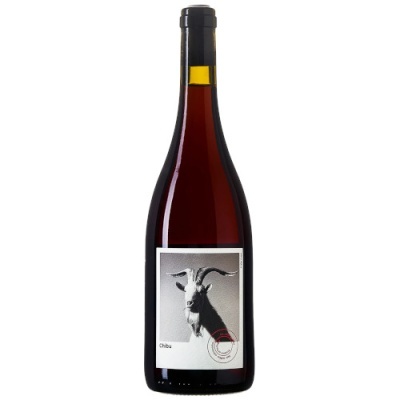 Garrafa de vinho tinto com rótulo branco com desenho de cabra preta e texto Chibu