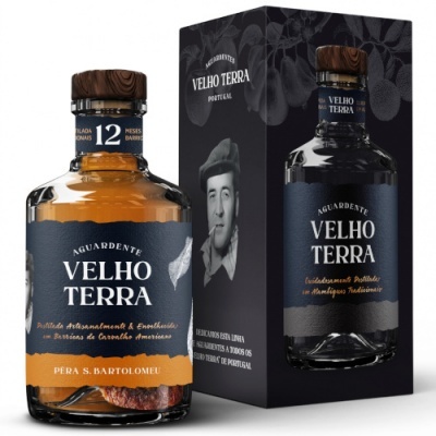 Garrafa de aguardente Velho Terra com rótulo azul e caixa preta com imagem de homem