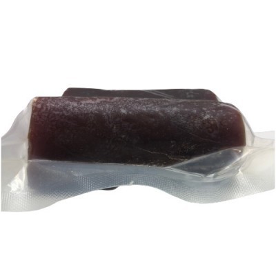 Dois blocos castanhos escuros embalados a vácuo em plástico transparente