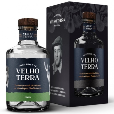 Garrafa de aguardente Velho Terra com rótulo azul e verde ao lado da sua caixa preta
