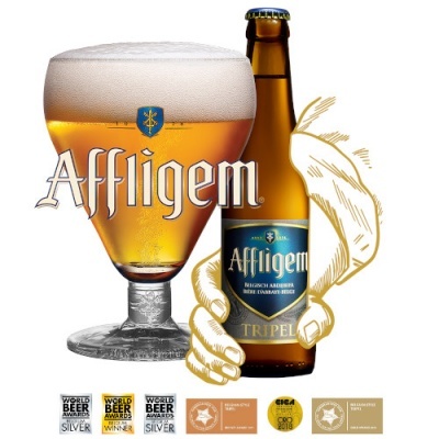 Garrafa e copo de cerveja Affligem Tripel com espuma e prémios. 
